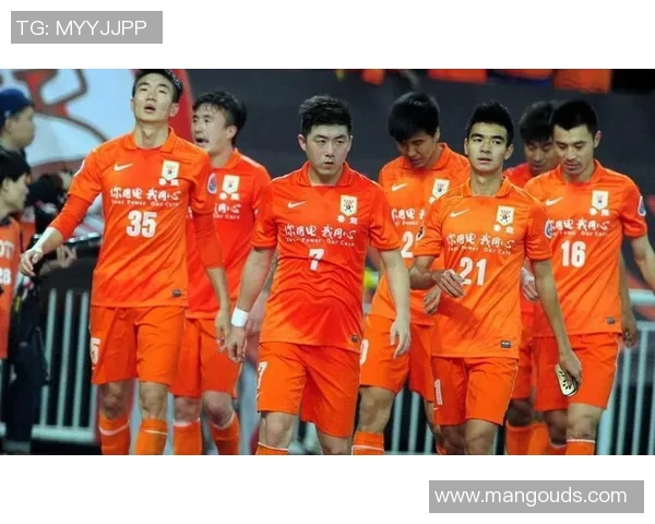 陕西长安竞技迎战青岛队全力争胜展现球队实力与斗志